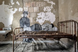 Unframed, Immigrants about to head back to their starting point revu par JR, courtesy of the Library of Congress, Ellis Island, U.S.A., 2014 _WEB